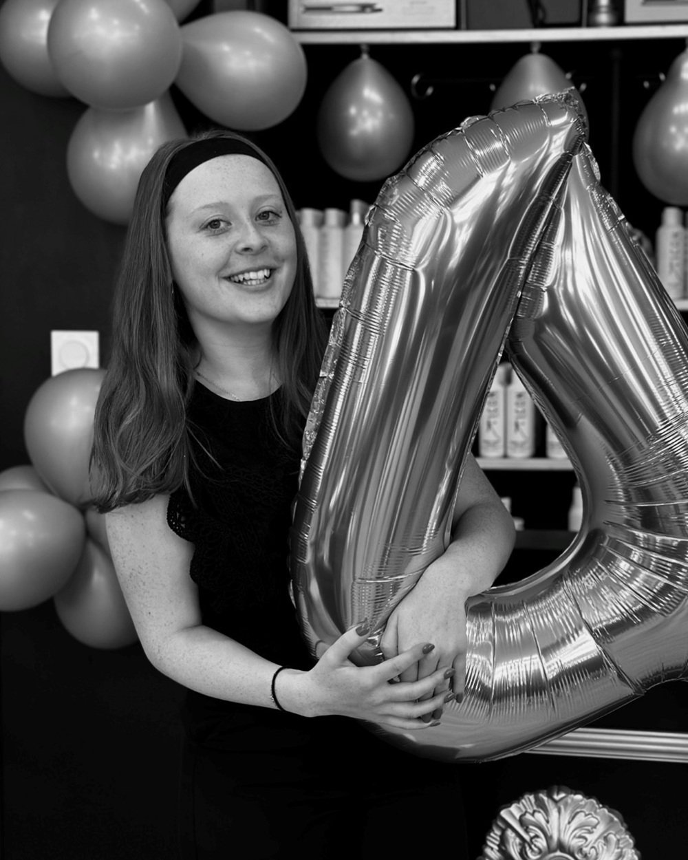 Léane, coiffeuse qualifiée, au sein du salon